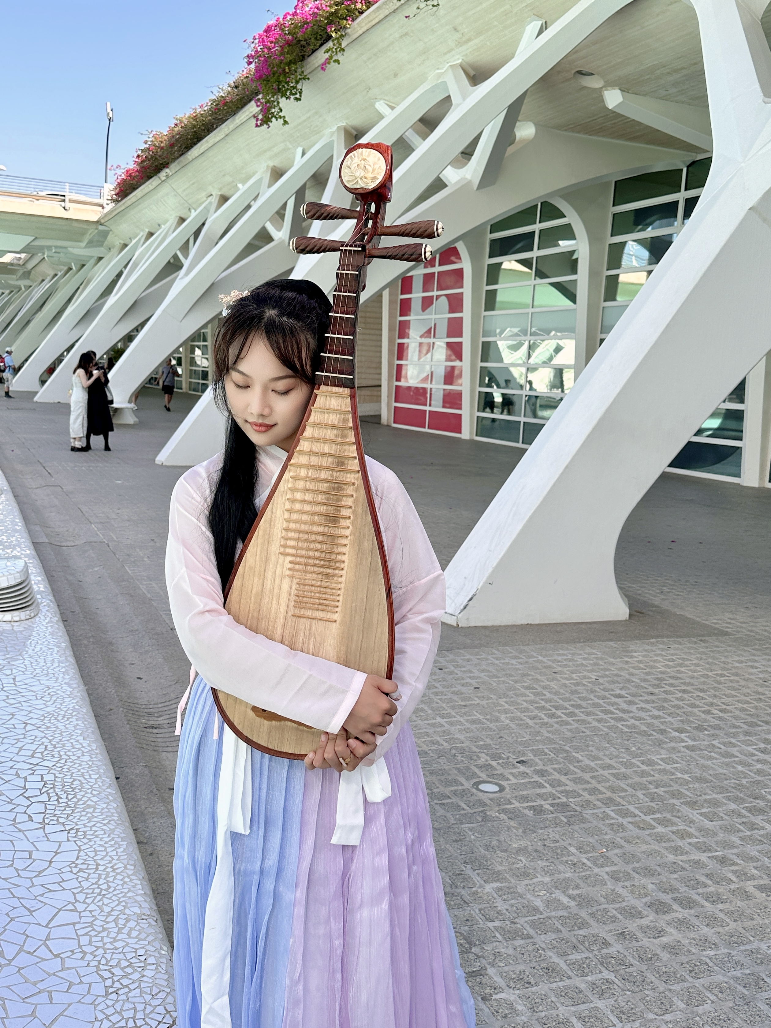 Minqi Wang in hanfu with pipa